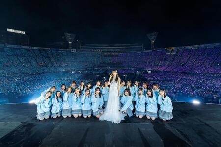 　ファンとともに記念撮影する日向坂４６の佐々木久美ら（中央）ⓒ上山陽介