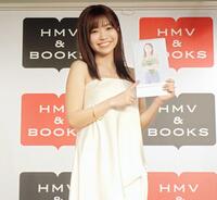 　カレンダー発売記念イベントでお気に入りカットをアピールする大原優乃