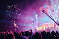 　ＹＯＡＳＯＢＩのステージで花火が上がる