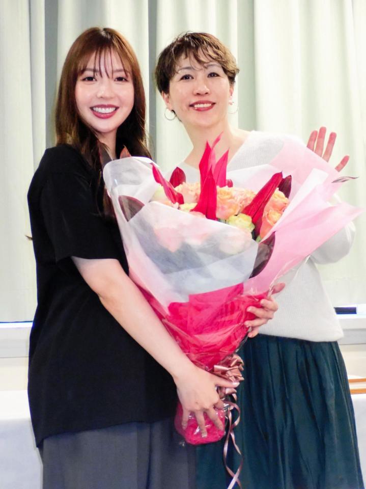 　山口はるの氏（右）から２３日に控える２７歳の誕生日を花束で祝われた和田まあや