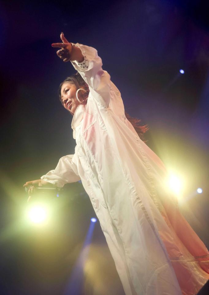 　パフォーマンスするＭＩＮＭＩ