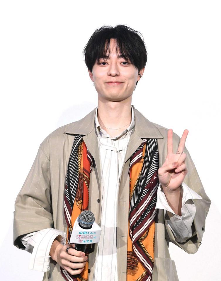 　Ｖサインをする作間龍斗