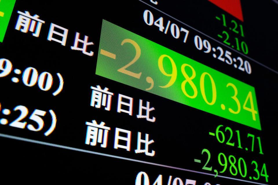 　日経平均株価の下げ幅が一時２９００円を超えたことを示すモニター＝７日午前、東京・東新橋
