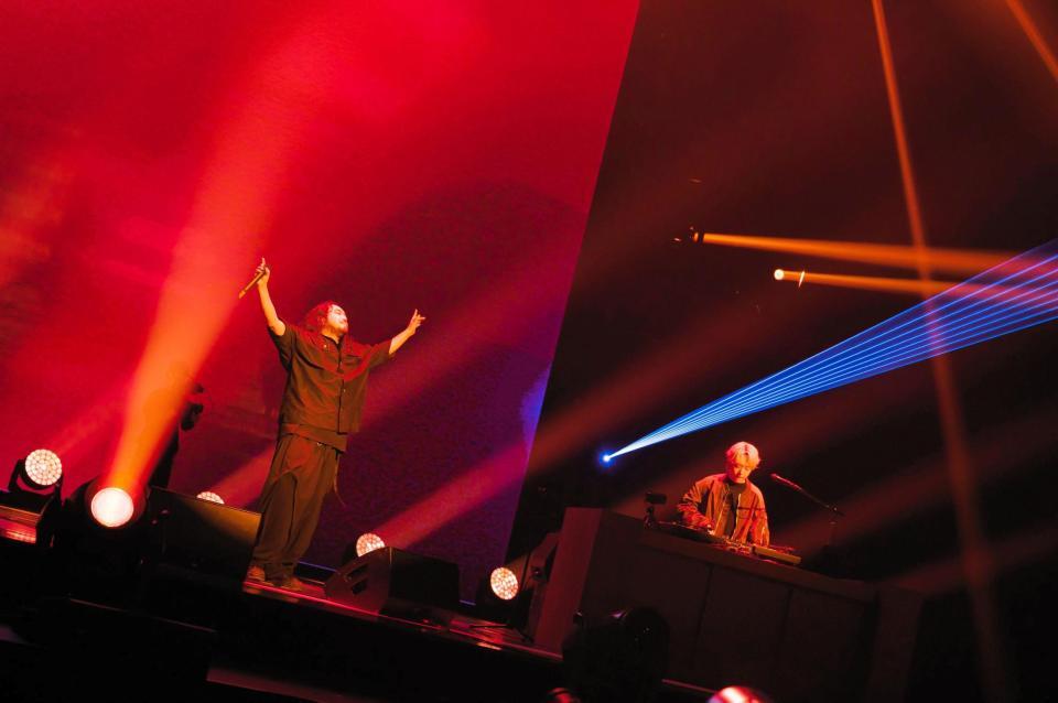 　Ｃｒｅｅｐｙ　ＮｕｔｓのＲ－指定（左）とＤＪ松永