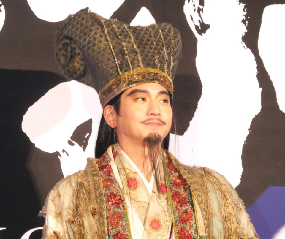 イベントに役衣装姿で出席した向井理＝東京・丸の内ピカデリー