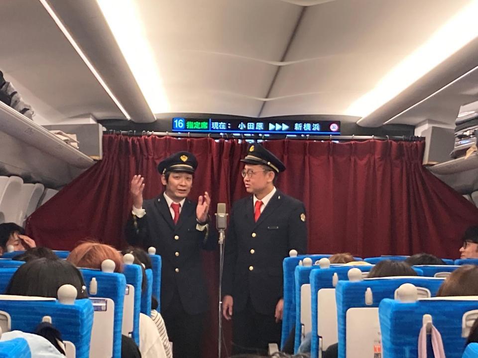 　新幹線内で即興漫才を披露した車掌姿の銀シャリ