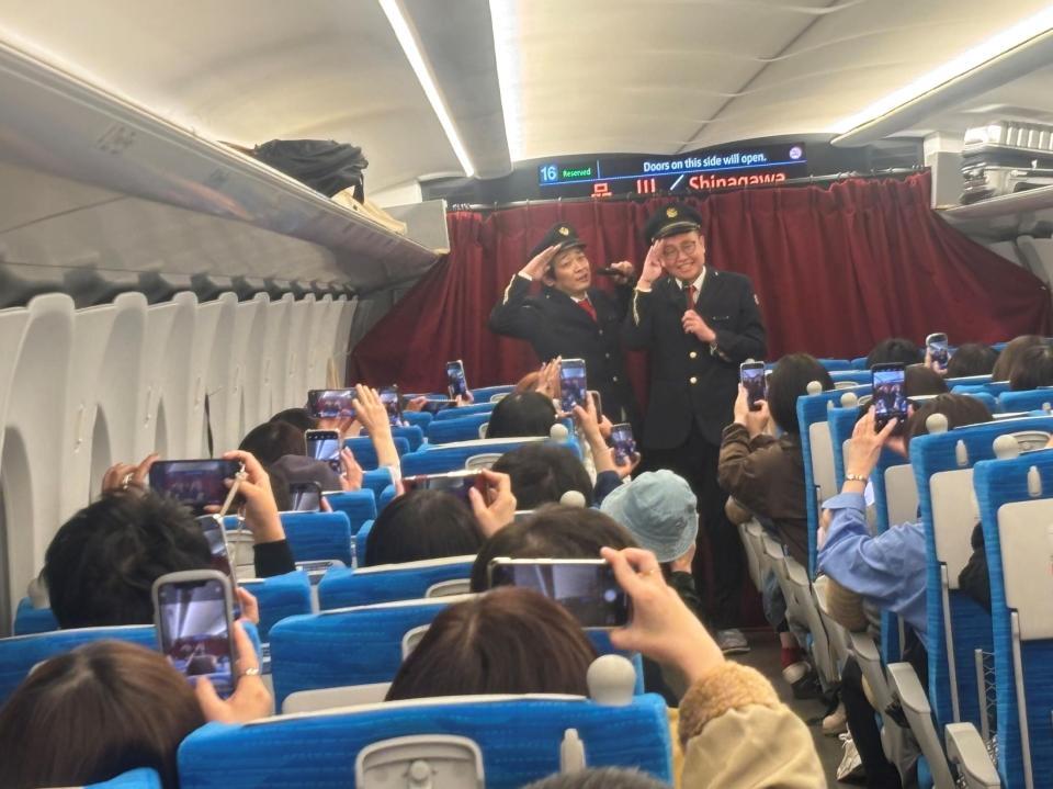 　新幹線内で乗客と盛り上がる車掌姿の銀シャリ