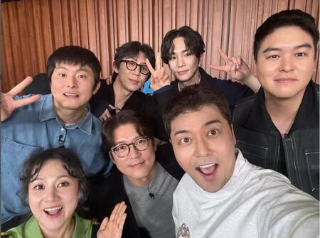 　韓国放送局・ＭＢＣの公式インスタグラム＠ｍｂｃ＿ｉｌｉｖｅａｌｏｎｅより　チョン・ヒョンムと（前列右）とパク・ナレ（前列左）は「私は１人で暮らす」で共演中だ