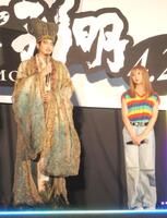 　イベントに役衣装姿で出席した向井理（左）と上白石萌歌