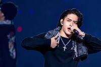 　熱唱するＩＳＳＥＩ　ⒸＴＯＢＥ　Ｃｏ．，Ｌｔｄ．