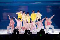 　フレッシュなパフォーマンスを見せるｗｉｎｋ　ｆｉｒｓｔ　ⒸＴＯＢＥ　Ｃｏ．，Ｌｔｄ．