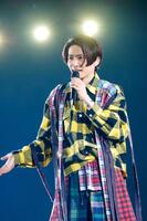 　ステージを盛り上げた三宅健　ⒸＴＯＢＥ　Ｃｏ．，Ｌｔｄ．