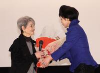 　友人から花束を受け取る中原ひとみ（撮影・佐々木彰尚）
