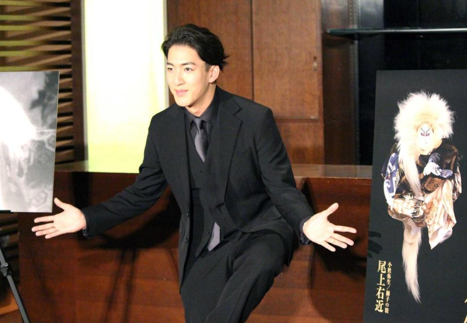 　ポーズを決める尾上右近