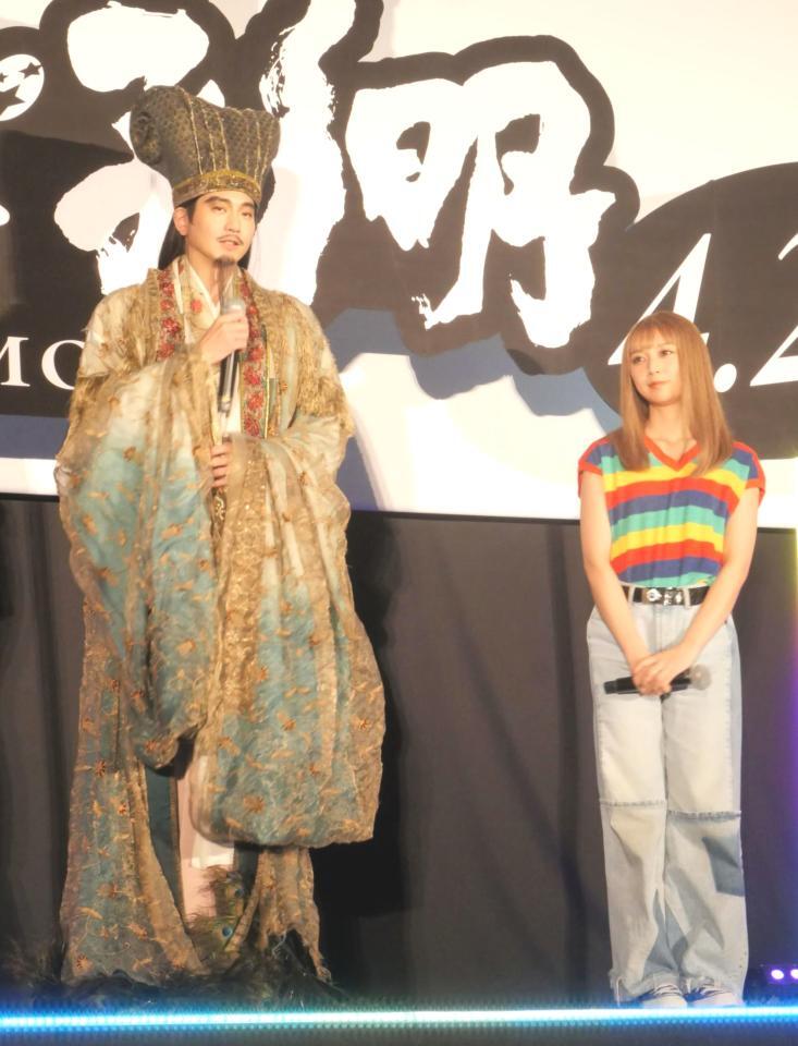 　イベントに役衣装姿で出席した向井理（左）と上白石萌歌