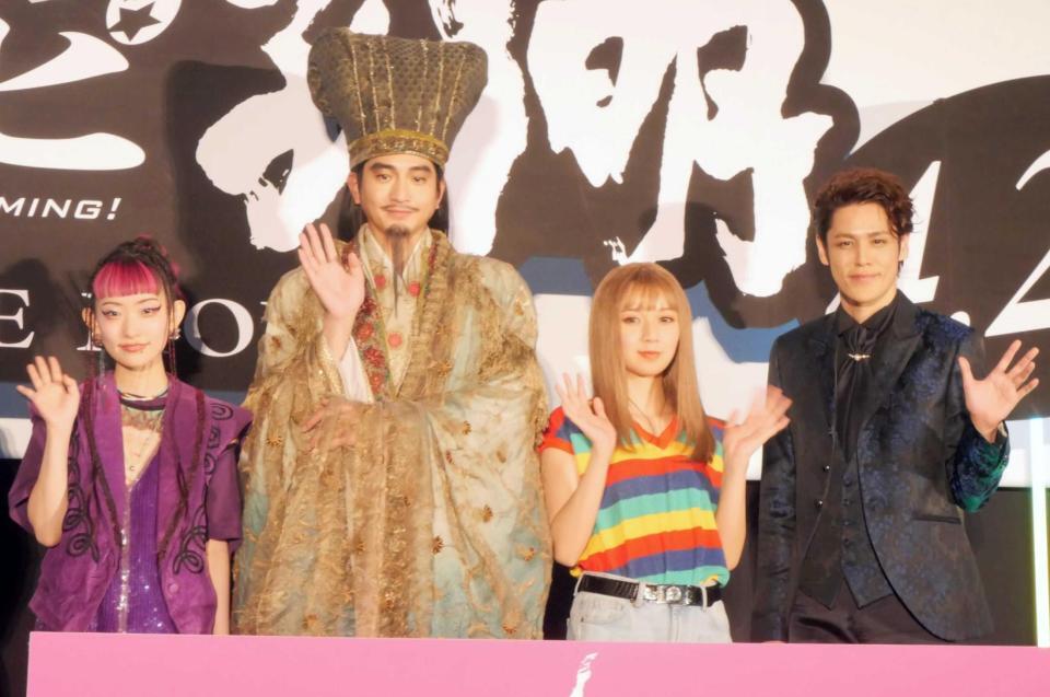 　イベントに出席した（左から）詩羽、向井理、上白石萌歌、宮野真守