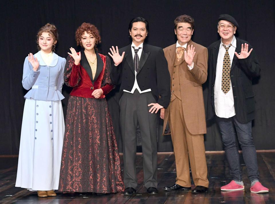 　（左から）瀧七海、安蘭けい、加藤シゲアキ、村田雄浩、演出のマキノノゾミ氏