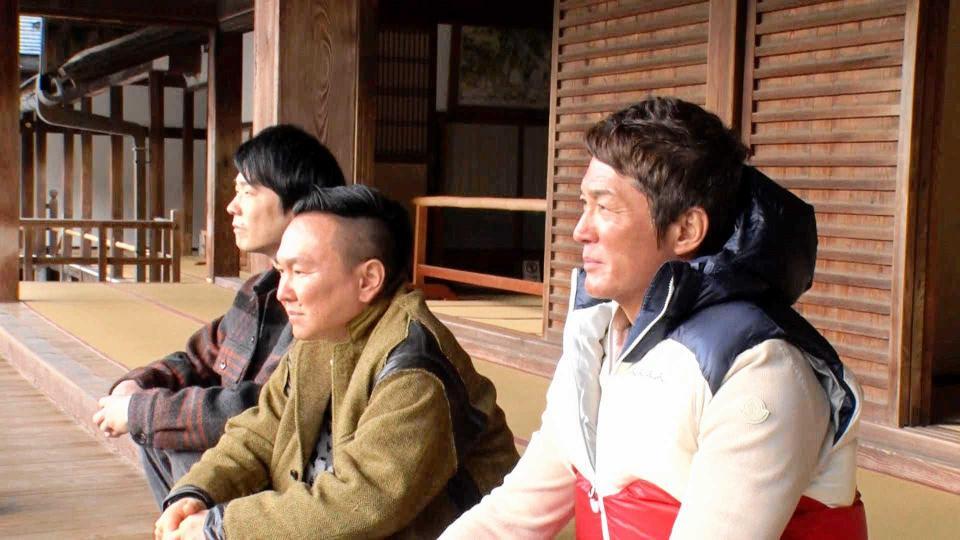 　天竜寺で物思いにふける（手前から）長嶋一茂、山内健司、濱家隆一