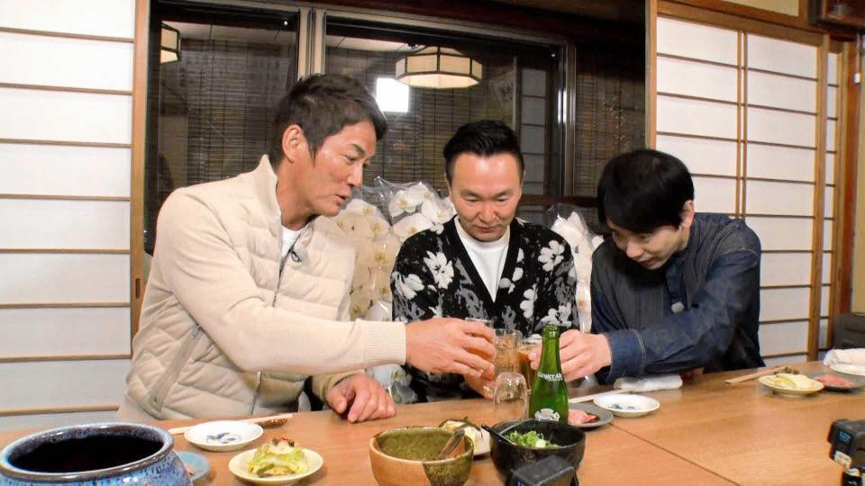 　１０カ所目の現場で乾杯する（左から）長嶋一茂、山内健司、濱家隆一