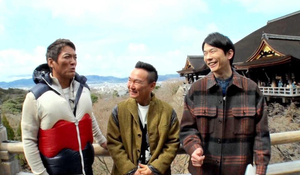 　清水寺からロケを開始した（左から）長嶋一茂、かまいたちの山内健司と濱家隆一