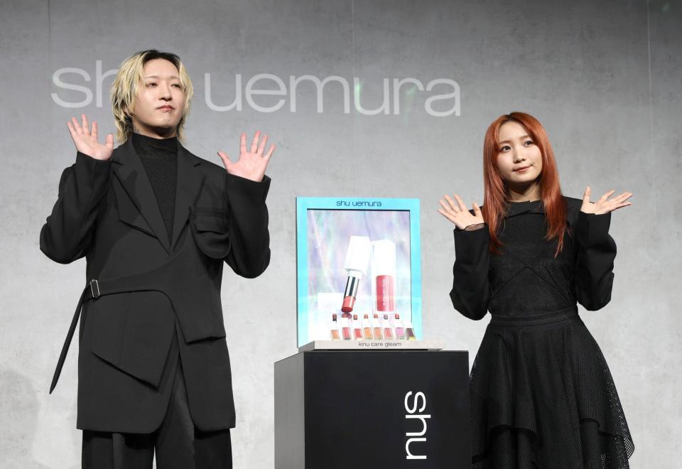 　ブランドアンバサダーに就任したＹＯＡＳＯＢＩのＡｙａｓｅ（左）とｉｋｕｒａ（撮影・佐々木彰尚）