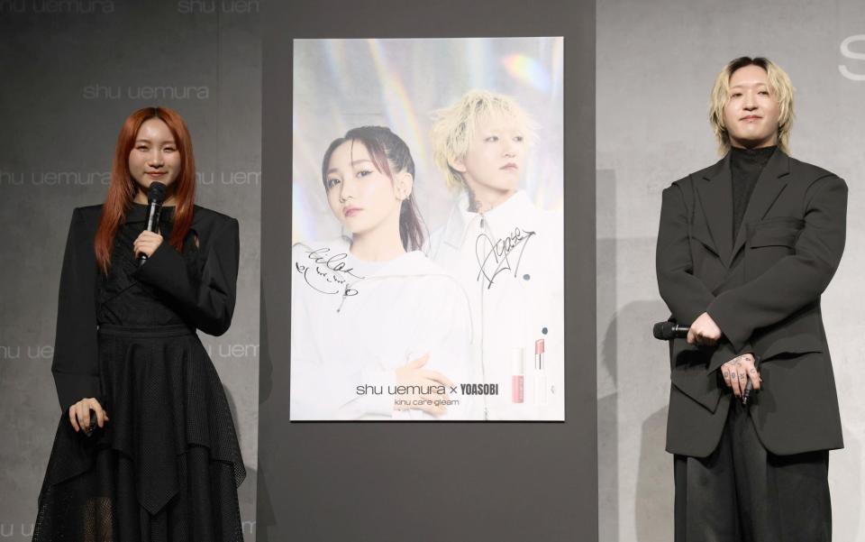 　サインをしたＹＯＡＳＯＢＩのｉｋｕｒａ（左）とＡｙａｓｅ（撮影・佐々木彰尚）