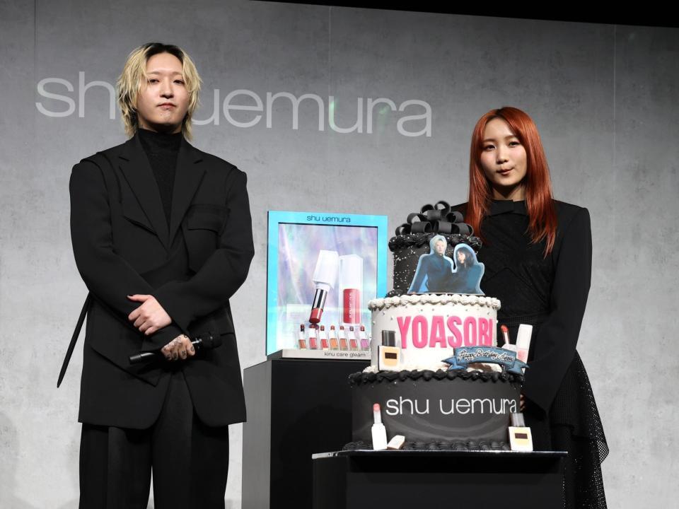 　誕生日ケーキを贈られたＹＯＡＳＯＢＩのＡｙａｓｅ（左）。写真におさまるｉｋｕｒａ（撮影・佐々木彰尚）