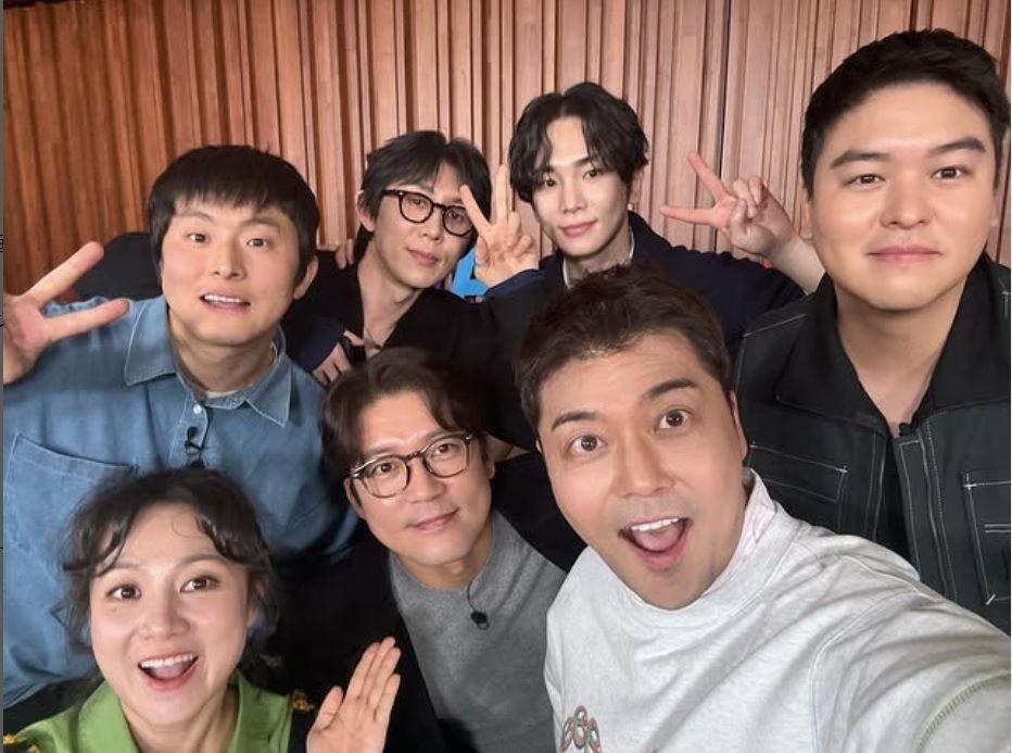 　韓国放送局・ＭＢＣの公式インスタグラム＠ｍｂｃ＿ｉｌｉｖｅａｌｏｎｅより　チョン・ヒョンムと（前列右）とパク・ナレ（前列左）は「私は１人で暮らす」で共演中だ