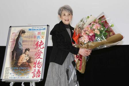 　花束を手に笑顔の中原ひとみ（撮影・佐々木彰尚）