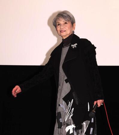 　舞台あいさつに登場した中原ひとみ（撮影・佐々木彰尚）