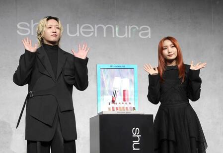 　ブランドアンバサダーに就任したＹＯＡＳＯＢＩのＡｙａｓｅ（左）とｉｋｕｒａ（撮影・佐々木彰尚）