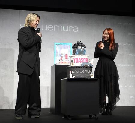 　誕生日ケーキを贈られたＹＯＡＳＯＢＩのＡｙａｓｅ（左）。のぞきこむｉｋｕｒａ（撮影・佐々木彰尚）