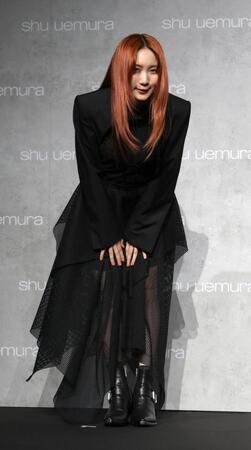 　あいさつをするＹＯＡＳＯＢＩのｉｋｕｒａ（撮影・佐々木彰尚）