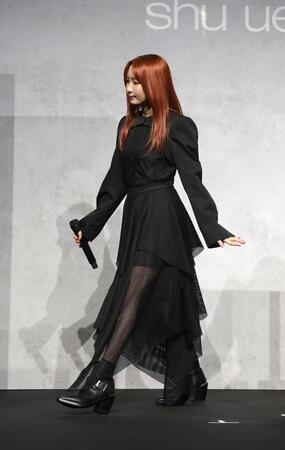 　会場を後にするＹＯＡＳＯＢＩのｉｋｕｒａ（撮影・佐々木彰尚）