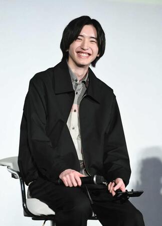 　壇上でとびきりの笑顔を見せる道枝駿佑（撮影・園田高夫）