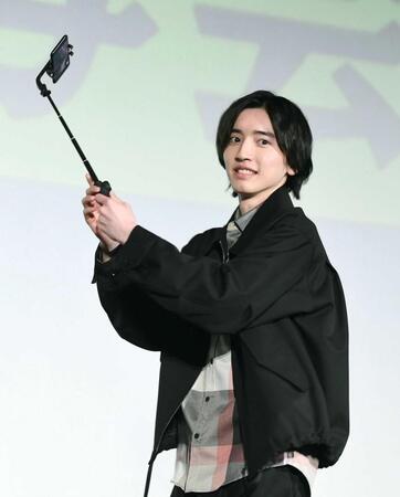 　自撮り棒を手にして登場した道枝駿佑（撮影・園田高夫）