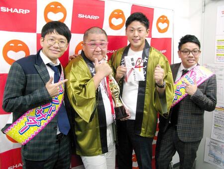 　ミキ・昴生（右端）＝２０１９年９月