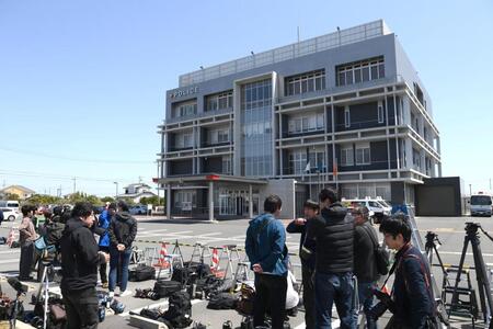 　大勢の報道陣が集まった静岡県浜松市の浜松西警察署（撮影・堀内翔）