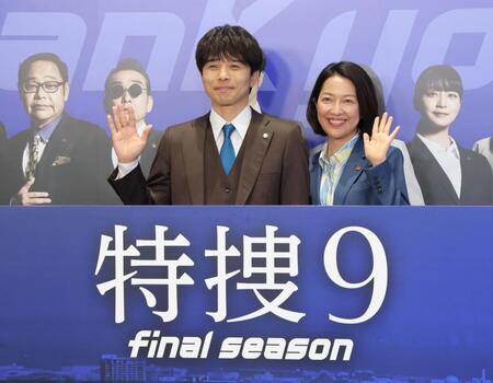 　笑顔で手を振る井ノ原快彦（左）と羽田美智子（撮影・西岡正）