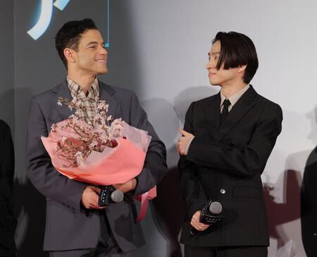 　ラミ・マレック（左）と意気投合する三宅健（撮影・西岡正）