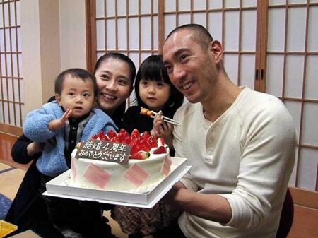 １４年、結婚４周年を祝う（左から）勧玄くん、小林麻央、麗禾ちゃん、市川海老蔵