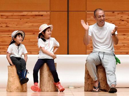１８年６月、麻央さんの思いを継いで植樹イベントに出席した市川海老蔵、長女、長男