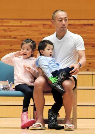 １７年７月２９日、長女、長男とともに麻央さんの思いをついで植樹のイベントに出席した市川海老蔵（当時）