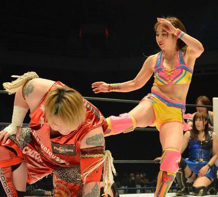 長与千種（左）にキックを見舞う愛川ゆず季＝２０２１年３月