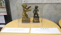 　展示された「純愛物語」の第８回ベルリン国際映画祭銀熊賞のトロフィー（右）＝撮影・佐々木彰尚