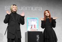 　ブランドアンバサダーに就任したＹＯＡＳＯＢＩのＡｙａｓｅ（左）とｉｋｕｒａ（撮影・佐々木彰尚）