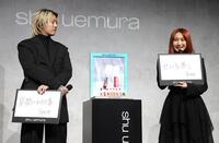 　始めたいことを書いたＹＯＡＳＯＢＩのＡｙａｓｅ（左）とｉｋｕｒａ（撮影・佐々木彰尚）