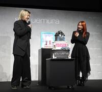 　誕生日ケーキを贈られたＹＯＡＳＯＢＩのＡｙａｓｅ（左）。のぞきこむｉｋｕｒａ（撮影・佐々木彰尚）