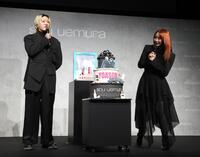 　誕生日ケーキを贈られたＹＯＡＳＯＢＩのＡｙａｓｅ（左）と、のぞきこむｉｋｕｒａ（撮影・佐々木彰尚）