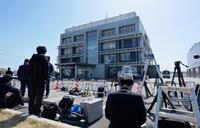 　広末涼子容疑者の逮捕を受け、浜松西署前に集まった報道陣